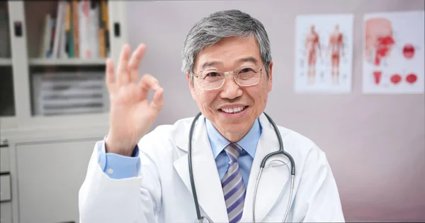 Telemedicine Concept Asian Male Senior Doctor Talking Symptom Patient Internet — Stock Photo, Image