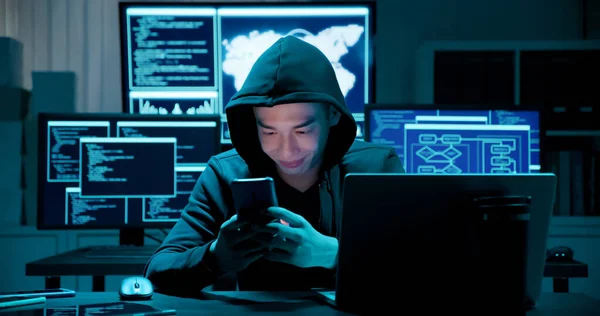 Hacker Masculino Asiático Está Utilizando Teléfono Móvil Con Ordenador — Foto de Stock