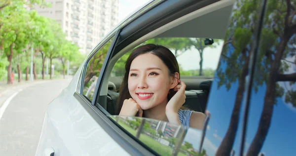 Asyalı Başarılı Kadını Taksiyle Gidip Geliyor Pencereden Dışarı Bakıyor — Stok fotoğraf
