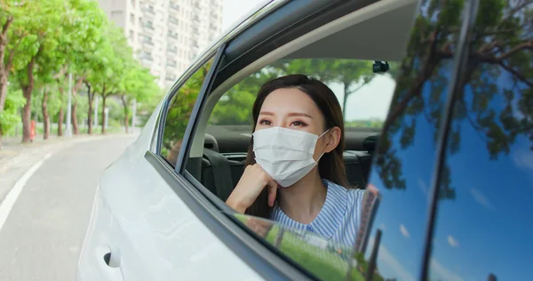 Asiatisk Forretningskvinne Pendler Med Drosje Hun Bruker Ansiktsmaske Unngå Smittsomme – stockfoto