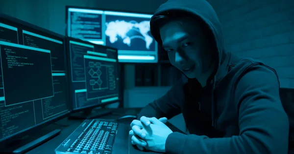 Asijský Mužský Hacker Pohled Vás Podivně — Stock fotografie