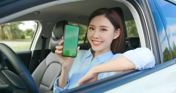 Ásia Feminino Motorista Sentar Carro Mostrar Ela Smartphone Com Verde — Fotografia de Stock