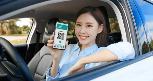 Asyalı Kadın Sürücü Cep Telefonunda Sağlık Pasaportu Gösteriyor Arabadaki Covid — Stok fotoğraf