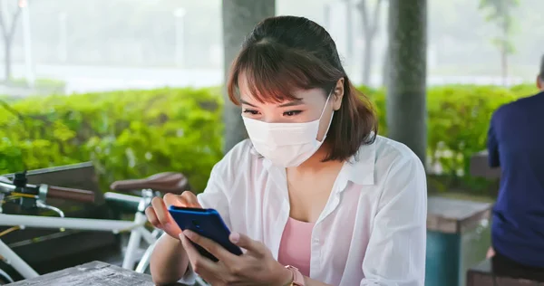 Asiático Jovem Mulher Usa Máscara Protetora Uso Smartphone Livre — Fotografia de Stock