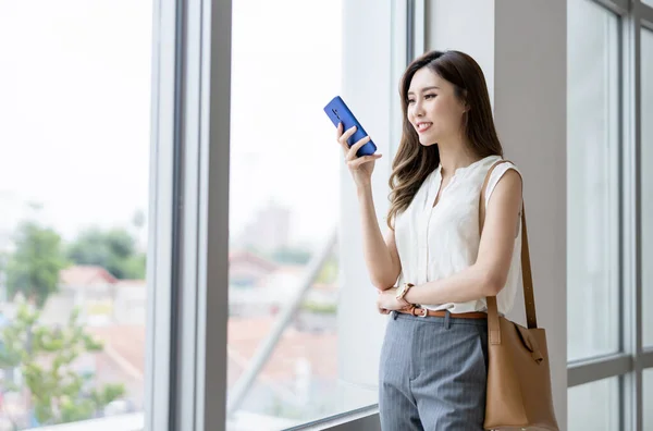 Asiático Joven Mujer Negocios Uso Inteligente Teléfono Mientras Conmutar Ciudad — Foto de Stock