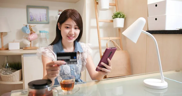 Asijské Ženy Nakupování Internetu Platit Účet Kreditní Kartou Pomocí Smartphone — Stock fotografie