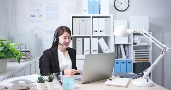远程办公的概念 亚洲女商人头戴耳机 用电脑参加办公室的视频会议 — 图库照片