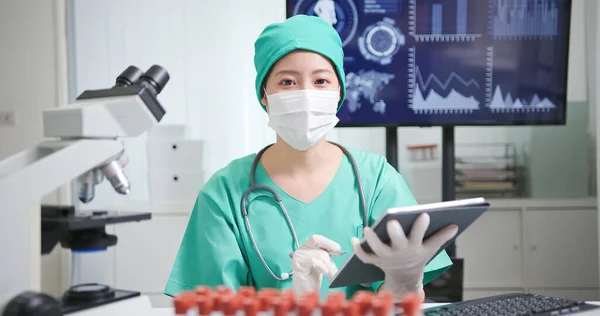 Conceito Telemedicina Asiático Médico Feminino Que Está Vestindo Vestido Cirúrgico — Fotografia de Stock