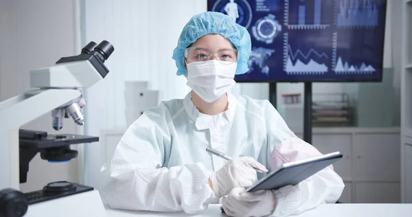 Aziatische Biotechnologie Wetenschapper Dragen Cleanroom Kleding Heeft Video Vergadering Bespreekt — Stockfoto