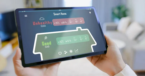 Iot Concept Aasialainen Nainen Tilalla Digitaalinen Tabletti Ilmanpuhdistin Järjestelmä Älykkään — kuvapankkivalokuva