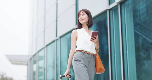 Asiatico Giovani Businesswoman Parlare Smart Phone Con Valigia Mentre Suo — Foto Stock