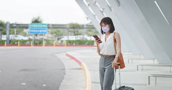 Aasialainen Nuori Liikenainen Käyttää Kasvonaamio Käyttää Älypuhelin Matkalaukku Hänen Työmatkalla — kuvapankkivalokuva