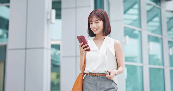 Asiatisk Ung Forretningskvinne Bruker Smarttelefon Tar Laptopen Sin Mens Hun – stockfoto