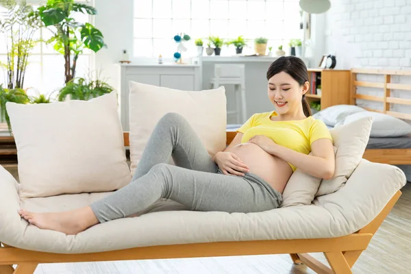Asiatisk Gravid Kvinna Liggande Soffan Och Röra Hennes Mage Med — Stockfoto
