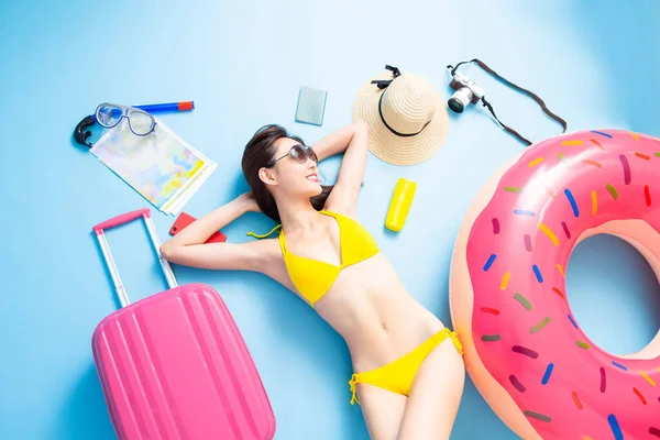 Vista Superior Mujer Asiática Está Listo Para Viajar Con Bikini —  Fotos de Stock