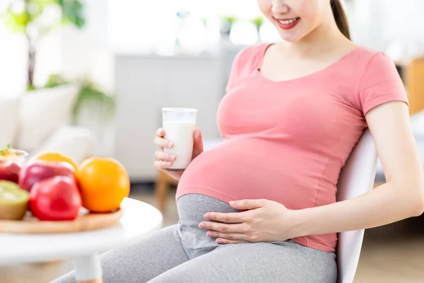 Właściwa Koncepcja Odżywiania Zbliżenie Azjatyckiej Kobiety Ciąży Trzymać Szklankę Mleka — Zdjęcie stockowe