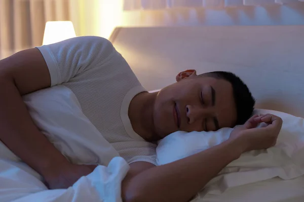 Asiático Homem Dormir Bem Com Sorriso Noite — Fotografia de Stock