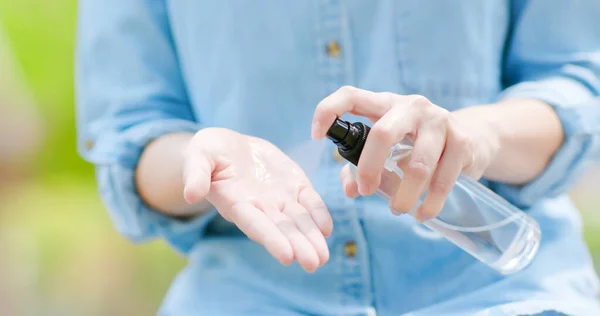 Närbild Asiatisk Kvinna Använda Alkohol Spray För Hand Hygien Bakterier — Stockfoto