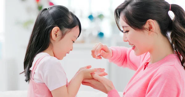 Asiatische Mutter Und Kind Verwenden Alkohol Spray Für Die Handhygiene — Stockfoto