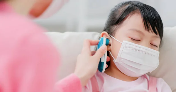 Anya Használja Fül Hőmérő Mérni Gyerekek Hőmérsékletét — Stock Fotó