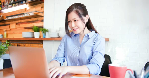 아시아 여성은 노트북 컴퓨터를 사용하여 집에서 일한다 — 스톡 사진