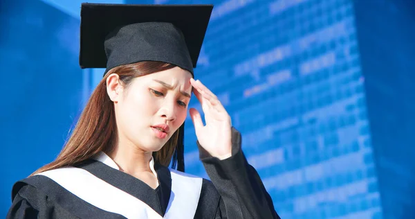 Asiatique Femme Diplômée Est Inquiet Son Avenir — Photo