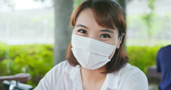 亚洲病女的近照 戴着防护面具 在公园里对你微笑 — 图库照片