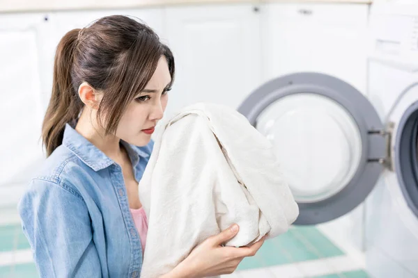 アジアの主婦は家で汚れた服を洗って匂い — ストック写真