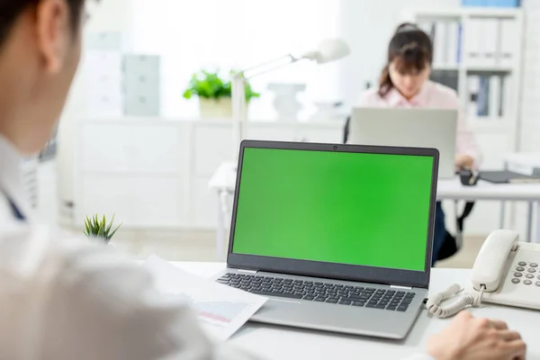 Visão Traseira Asiático Jovem Empresário Olhar Para Tela Verde Laptop — Fotografia de Stock