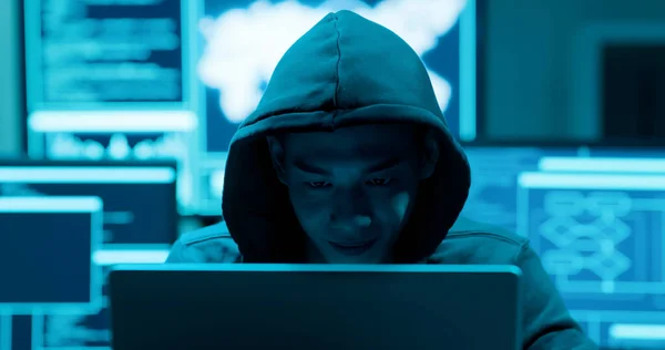 Hacker Pria Asia Menggunakan Laptop Untuk Melakukan Kejahatan Dengan Komputer — Stok Foto