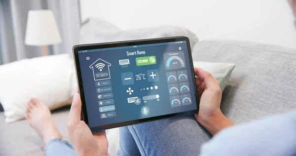 Iot Smart Home Concept Pandangan Belakang Wanita Asia Meminta Tablet — Stok Foto