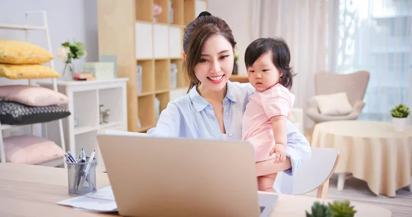 Asiatico Business Donna Lavora Casa Con Laptop Prendersi Cura Suo — Foto Stock