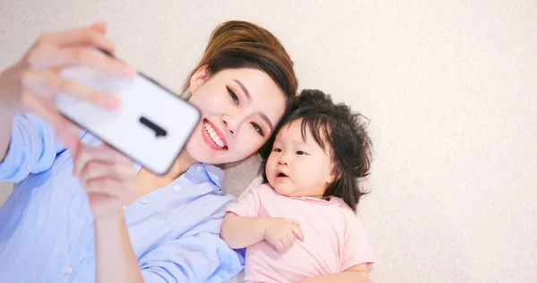 Asiatique Jeune Mère Prendre Selfie Avec Son Fille Maison Heureusement — Photo