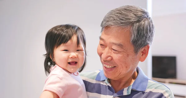 Asiático Avô Sua Neta Ter Vídeo Chat Com Computador Feliz — Fotografia de Stock