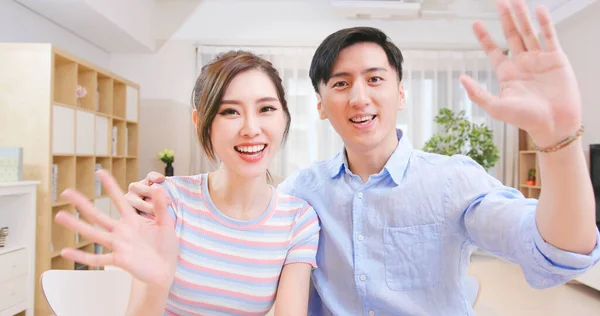 アジアの若いカップルは喜んで自宅でウェブカメラでビデオチャットをしています — ストック写真
