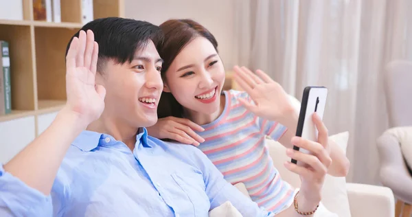 Asiático Jovem Casal Tem Vídeo Chat Com Telefone Inteligente Casa — Fotografia de Stock