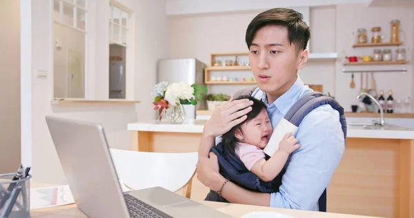 Asiatischer Junger Vater Tröstet Weinendes Baby Und Sucht Mit Laptop — Stockfoto
