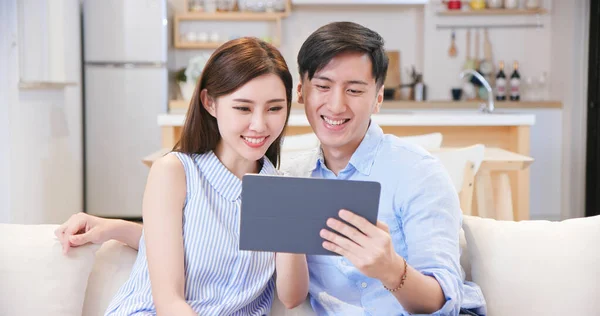 Asiatique Couple Regarder Vidéo Sur Internet Avec Numérique Tablette Maison — Photo