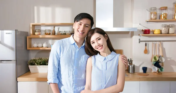 家庭のキッチンではアジア人のカップルが笑顔で — ストック写真