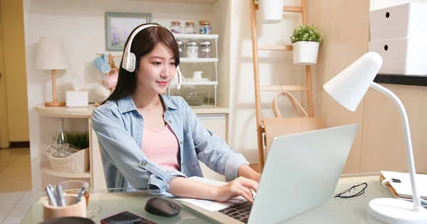 Asyalı Kadını Kulaklıklı Dizüstü Bilgisayar Kullanıyor Evde Çalışıyor — Stok fotoğraf