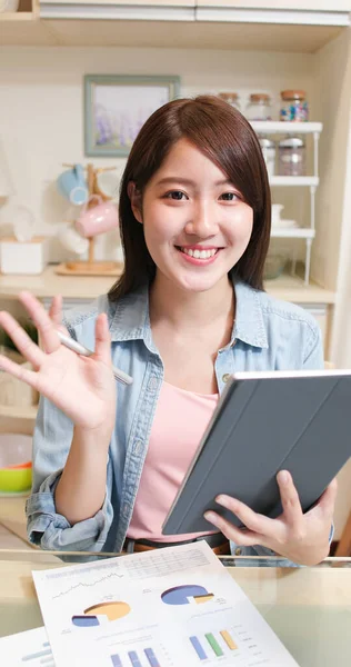 远程工作的概念 亚洲女人通过智能手机参加一个视频会议 并在家里用平板电脑写下信息 — 图库照片
