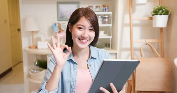 远程工作的概念 亚洲女人在家里参加一个带数字平板电脑和Ok手势的视频会议 — 图库照片