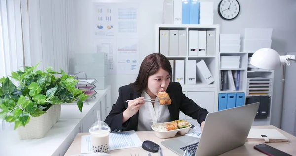 Asyalı Genç Kadın Ofiste Çalışırken Yemeğini Tapyoka Çayını Yiyor — Stok fotoğraf