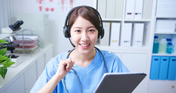 Telemedicine Concept Close Van Aziatische Vrouwelijke Arts Dragen Headset Praten — Stockfoto