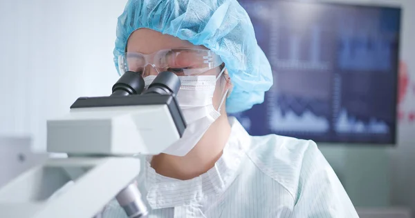 Aziatische Wetenschapper Dragen Cleanroom Kleding Heeft Onderzoek Het Laboratorium — Stockfoto