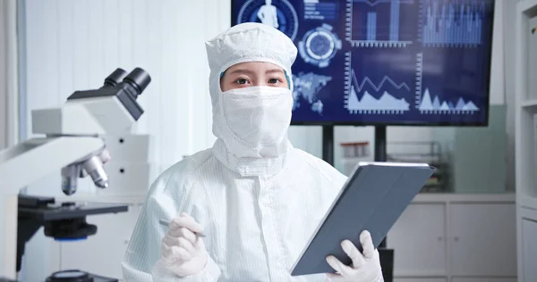 Aziatische Biotechnologie Onderzoeker Die Draagt Cleanroom Kleding Heeft Video Vergadering — Stockfoto