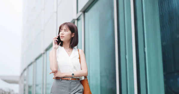 Aasialainen Nuori Liikenainen Käyttää Älypuhelinta Matkustaessaan Kaupungissa — kuvapankkivalokuva