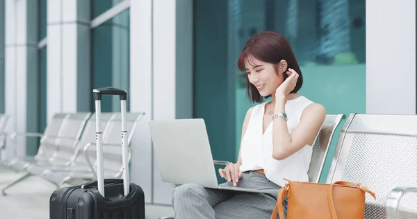 Aziatische Jonge Vrouw Met Behulp Van Laptop Buiten Zakenreis — Stockfoto