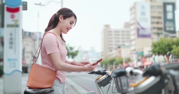 Kadınlar bisiklet kiralarken — Stok video