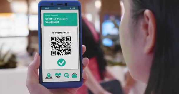 Asiatisk kvinna visar hälsopass — Stockvideo